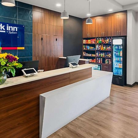 Park Inn By Radisson, Kelowna Bagian luar foto