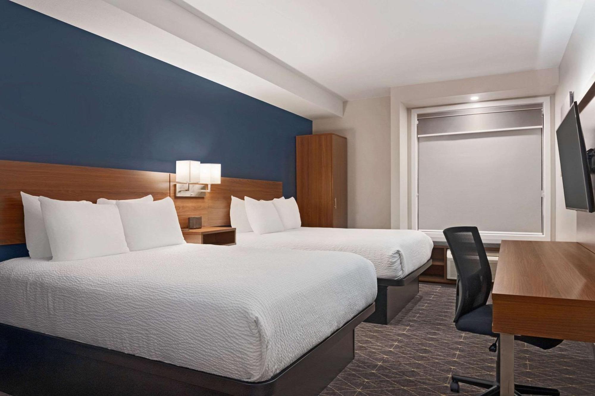 Park Inn By Radisson, Kelowna Bagian luar foto