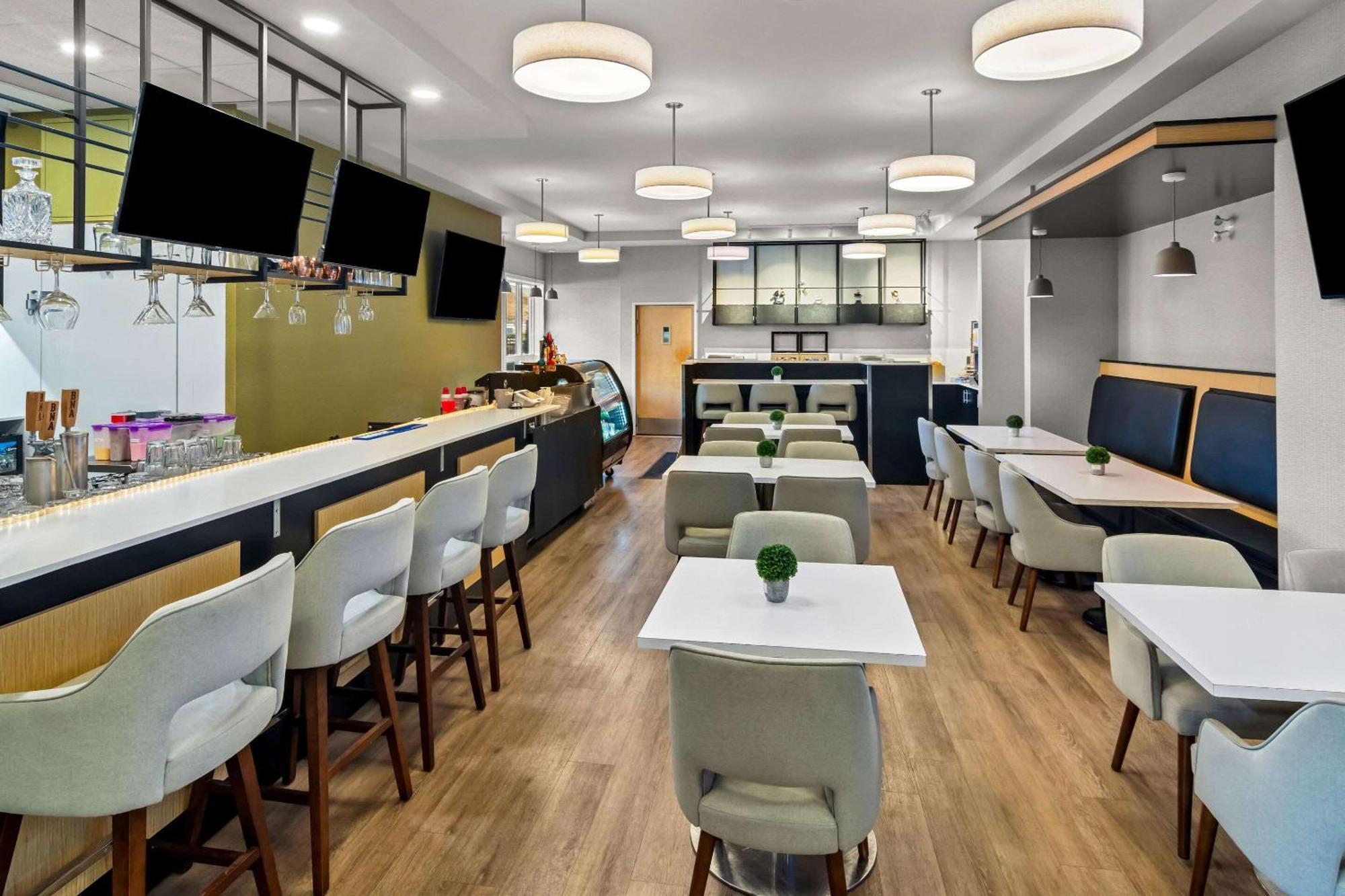Park Inn By Radisson, Kelowna Bagian luar foto