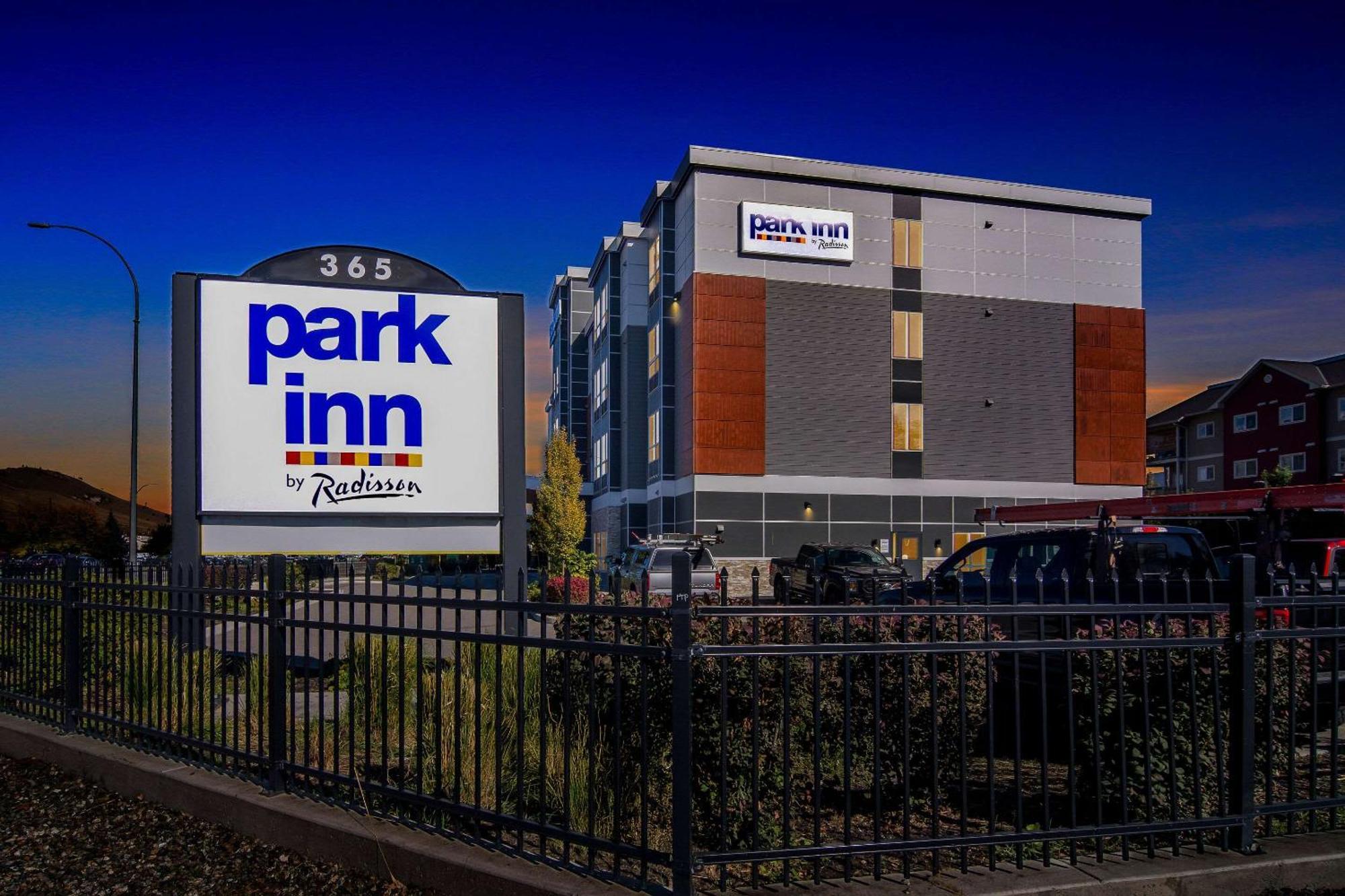 Park Inn By Radisson, Kelowna Bagian luar foto