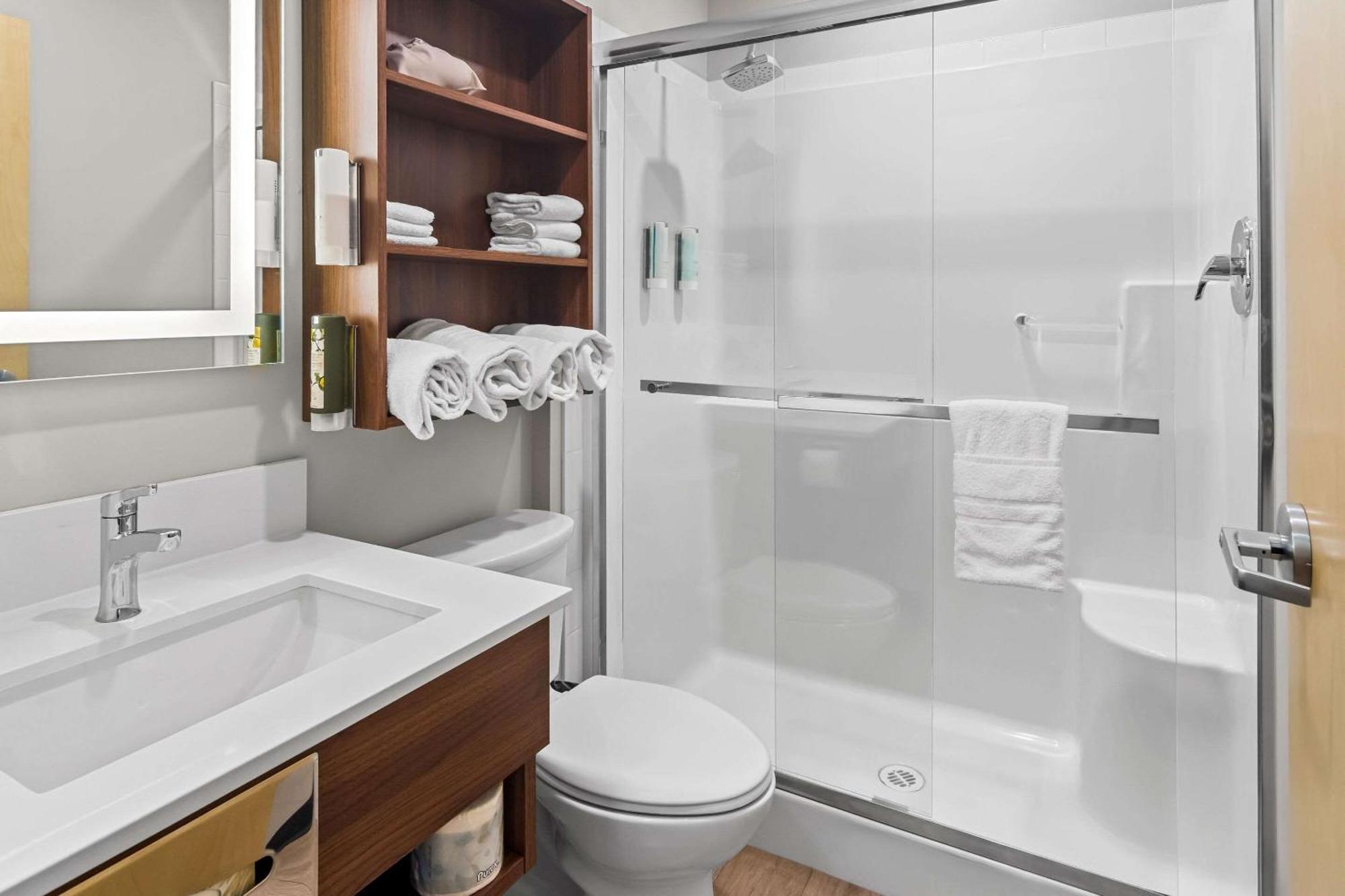 Park Inn By Radisson, Kelowna Bagian luar foto