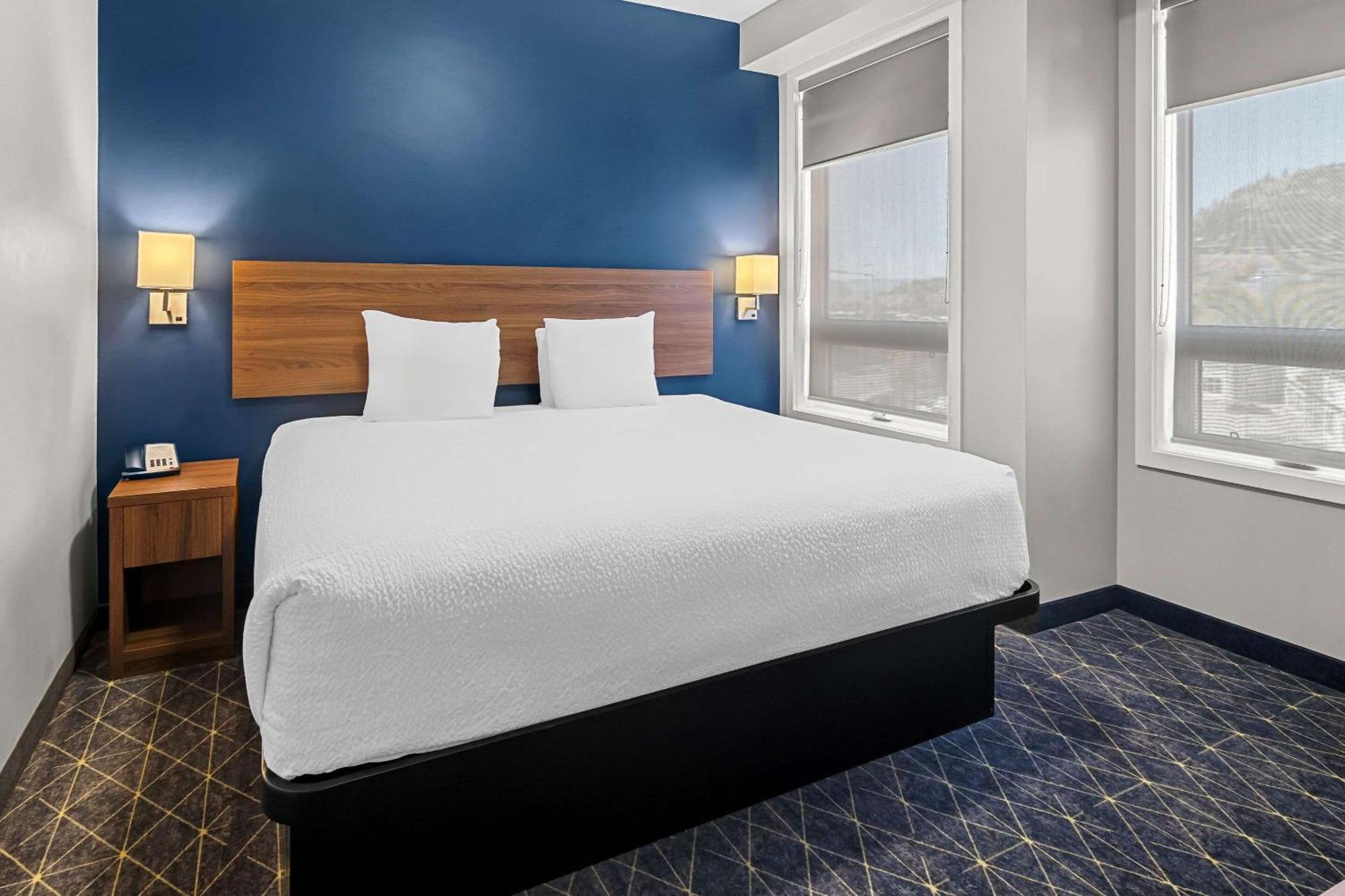 Park Inn By Radisson, Kelowna Bagian luar foto