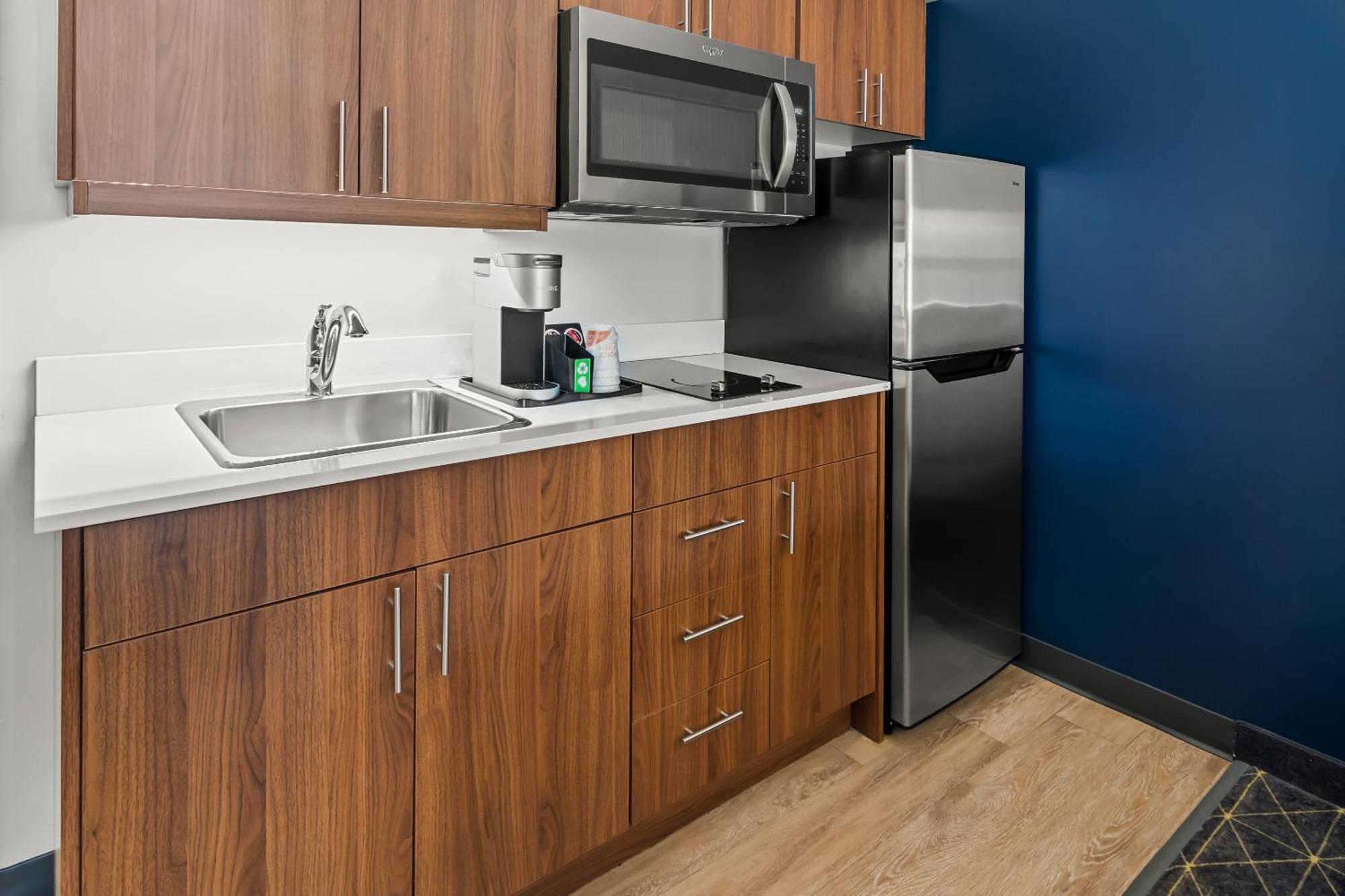 Park Inn By Radisson, Kelowna Bagian luar foto