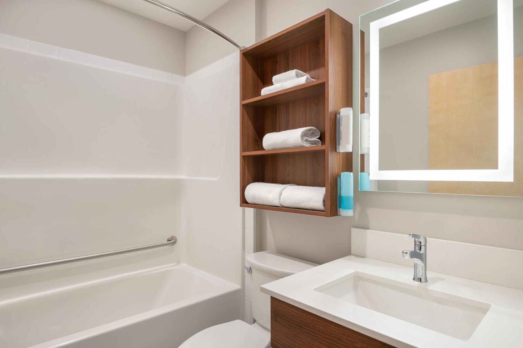 Park Inn By Radisson, Kelowna Bagian luar foto